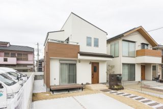 北欧風の室内アーチやドアがキュートなナチュラルスタイルの家